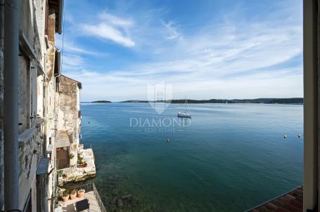Rovinj, tri atraktivna apartmana u prvom redu do mora