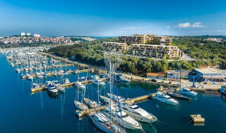 Penthouse sa pogledom na marinu, novogradnja, Pula! 