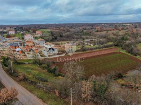 Svetvinčenat, okolica, zemljište na rubu naselja