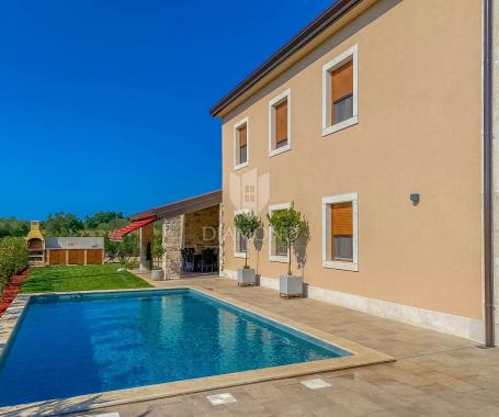 Novigrad, Umgebung! Eine wunderschöne Villa in begehrter Lage 700 m vom Meer entfernt!