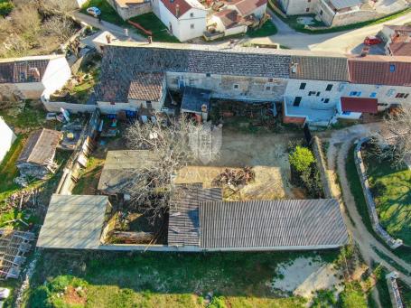 Kuća za adaptaciju s zadivljujućom okućnicom u okolici Rovinja