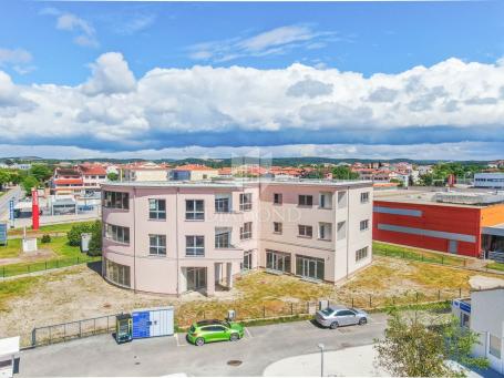 Rovinj, Geschäftslokal mit 30 Parkplätzen