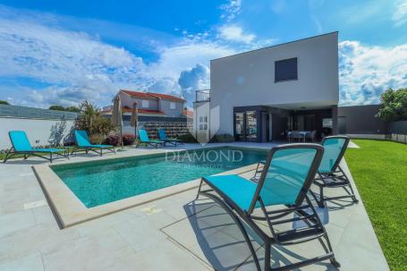 Pula, Modern city villa with swimming pool