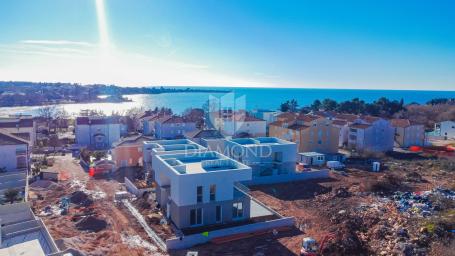 Novigrad, stan sa krovnom terasom 300 m do mora!