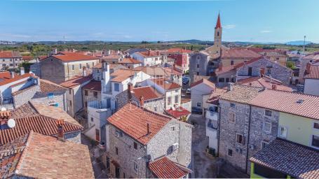 Istra, Brtonigla, Dvije kuće u nizu u mirnoj ulici !