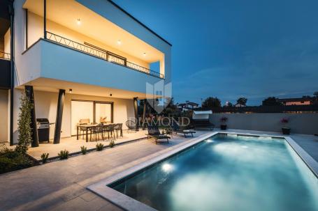 Umag, Umgebung! Moderne freistehende Villa mit 3 Wohnungen und Pool!