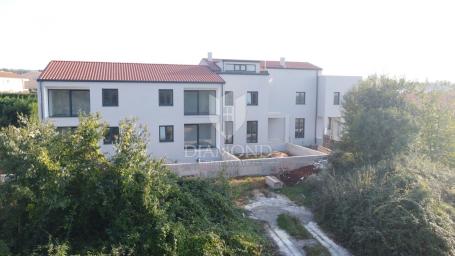 Poreč okolica, dvoetažni stan sa velikom terasom i prekrasnim pogledom na more!