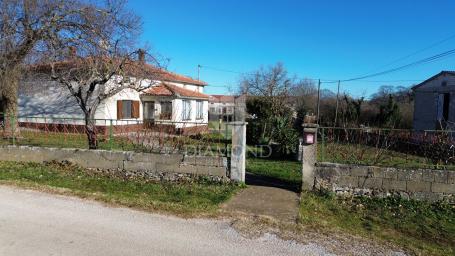 Ein schönes Haus mit großem Garten in der Nähe von Pula