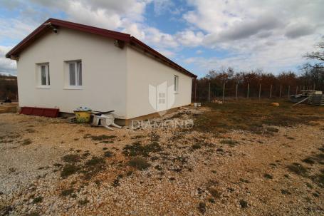 Kuća na velikom zemljištu od 10.350 kvadrata