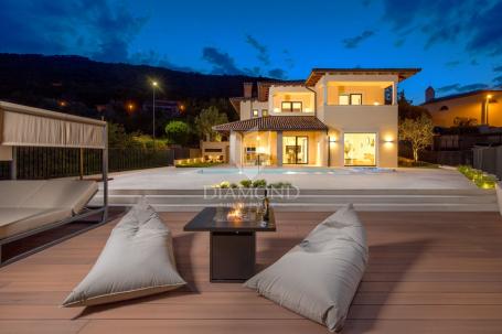 MOŠĆENIČKA DRAGA, PREKRASNA VILLA 500m OD MORA