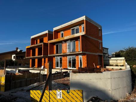 Dvojna kuća s bazenom u novogradnji nedaleko Poreča