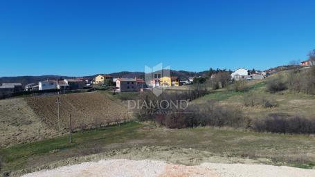 Pazin, predivno zemljište s građevinskom dozvolom
