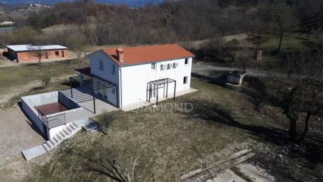 Cerovlje, okolica, fantastična kuća u prirodi