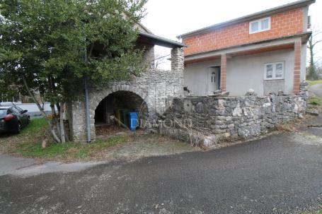 Labin, okolica autohtona kamena kuća u nizu s pomoćnim objektom