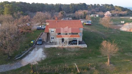 Barban, kuća s prostranom okućnicom
