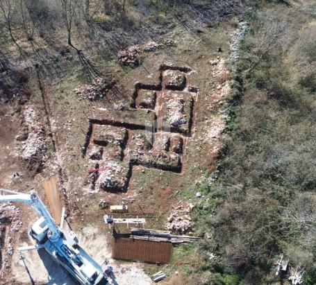 Labin, okolica građevinsko zemljište s projektom na mirnoj lokaciji