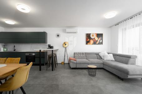 Poreč, Umgebung – hochwertige Wohnung in einem Neubau in Meeresnähe!