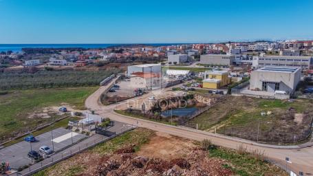 Novigrad, prostrano zemljište u industrijskoj zoni!