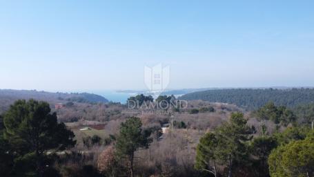 Poreč, okolica, zemljište sa započetom gradnjom na iznimnoj lokaciji!