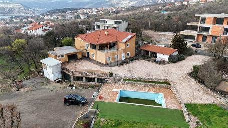 PREKRASNA KUĆA U KRALJEVICI BLIZU MORA