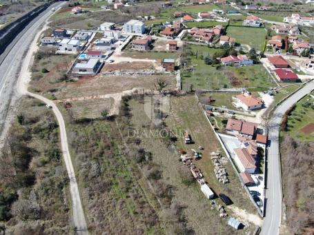 Kanfanar, blizu centra, prostrano i lijepo građevinsko zemljište 