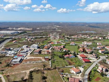 Prostrano građevinsko zemljište u blizini centra Kanfanara