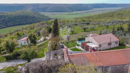 Istra, Buje okolica- kućica u nizu s panoramskim pogledom!