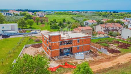 Novigrad, stan s krovnom terasom i pogledom na more!
