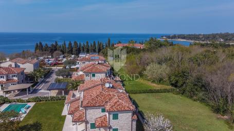 Umag, Savudrija-  atraktivna kuća s bazenom 150m od plaže!