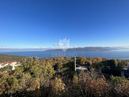 GRAĐEVINSKO ZEMLJIŠTE SA PANORAMSKIM POGLEDOM NA MORE