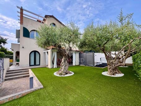 Novigrad, house 110m2 with a beautiful yard