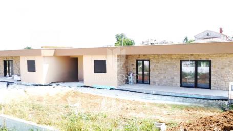 Poreč -okolica, sjajna dvojna prizemnica sa bazenom i vrtom