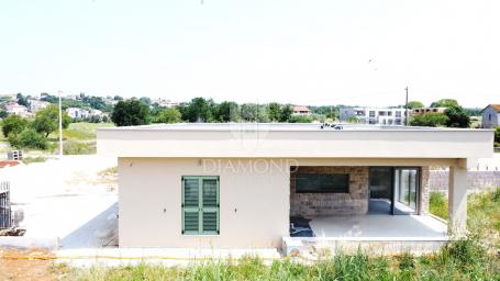 Poreč -okolica, dvojna prizemnica sa bazenom i vrtom