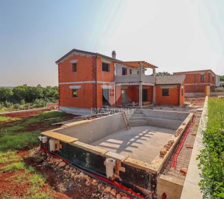 Rovinj, Umgebung, neues Haus mit Swimmingpool und Blick in die Natur