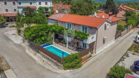 Buje, okolica, kuća sa dvije stambene jedinice i bazenom