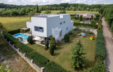 Luxusvilla mit zwei Swimmingpools in ruhiger Lage