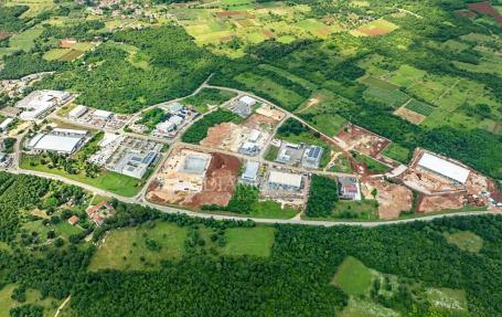 Poreč, Umgebung, Grundstück in einem Industrie- und Gewerbegebiet