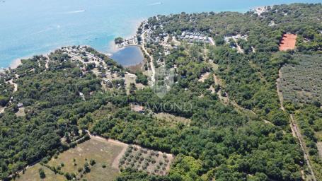 Poreč, Umgebung, Grundstück am Meer, in der Touristenzone,  (T2, T3)