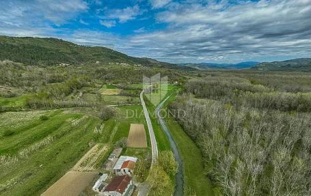 GELEGENHEIT! Motovun, in der Nähe, schönes Grundstück 2.277 m2 am Bach