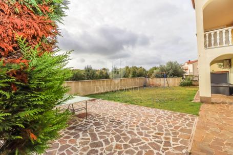 Pula, Veli Vrh – Geräumiges Haus mit mehreren Wohneinheiten, Garage und schönem Garten!