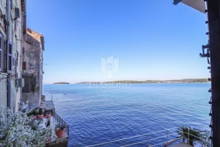 Rovinj! Ferienwohnung und PP in erster Reihe zum Meer!