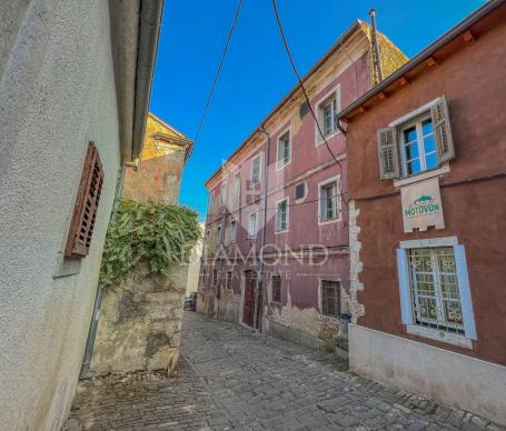 Motovun, ein Haus im Zentrum mit viel Investitionspotential!