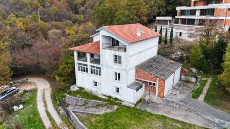 RIJEKA, MATULJI, kuća s prekrasnim pogledom na more, tri stambene jedinice