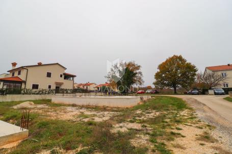 Bale, nadomak centra, građevinsko zemljište s dozvolom i projektom