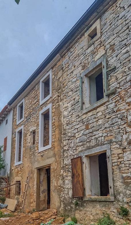 Istarska stancija s više kamenih kuća i velikim investicijskim potencijalom – okolica Vodnjana