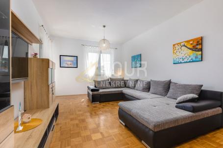 Otok Krk, Vrbnik, 89.01m2, 3s+db, lođa