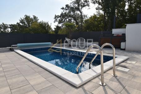 Otok Krk, Malinska, novogradnja, 88.42m2, 3s+db, bazen, okućnica