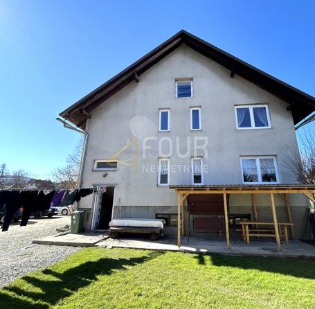 Gorski kotar, Kupjak, dvije kuće na prostranoj okućnici