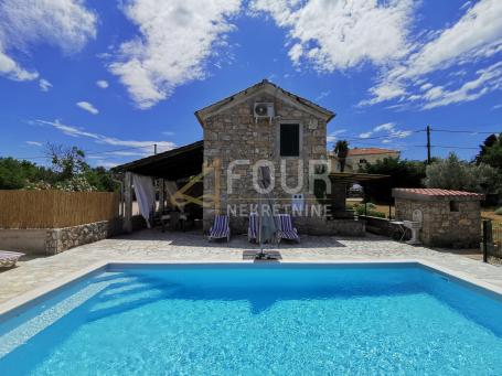 Otok Krk, Dobrinj - okolica, samostojeća kuća s bazenom, 104m2