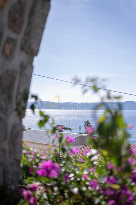 Crikvenica, samostojeća kuća - 4 stana, 50m od mora